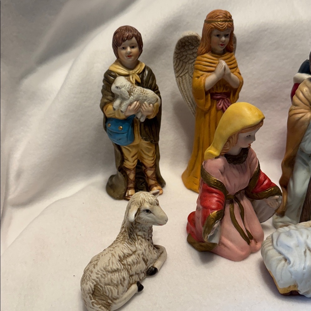 A Treasury Of Gifts - Vintage Nativity Scene Figurines - Picture 4 of 5